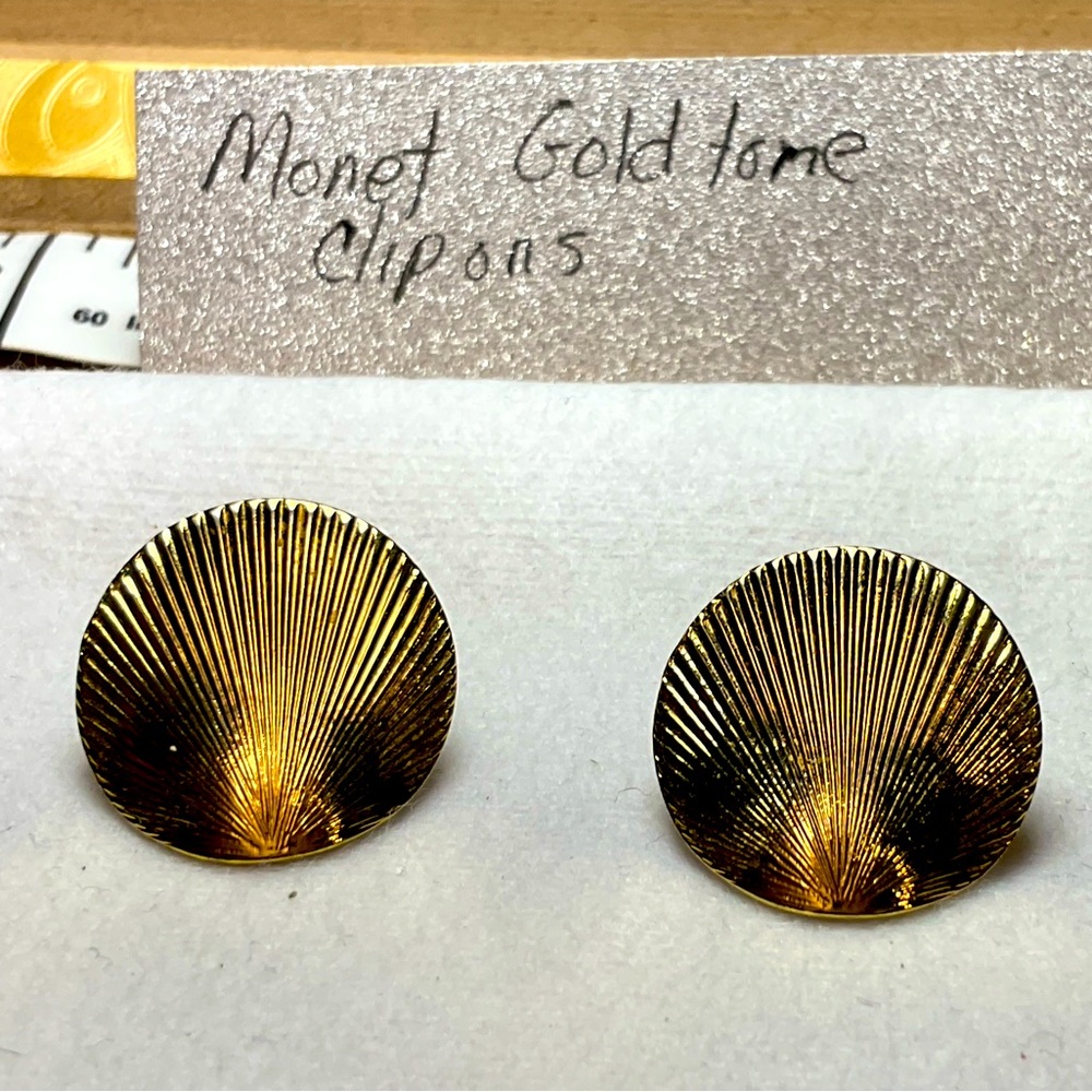 Monet vintage gold tone earings